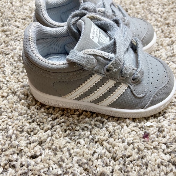🍉Gray Adidas Toddler size 4K Tennis Shoes - Picture 2 of 8